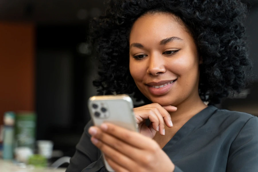 Pourquoi vos conversations avec les Femmes tombent à plat (et comment y Remédier) : Bloqué par les silences ? Découvrez pourquoi vos conversations meurent et obtenez le guide des 100 questions puissantes pour créer une vraie connexion avec les femmes. Transformez vos échanges.